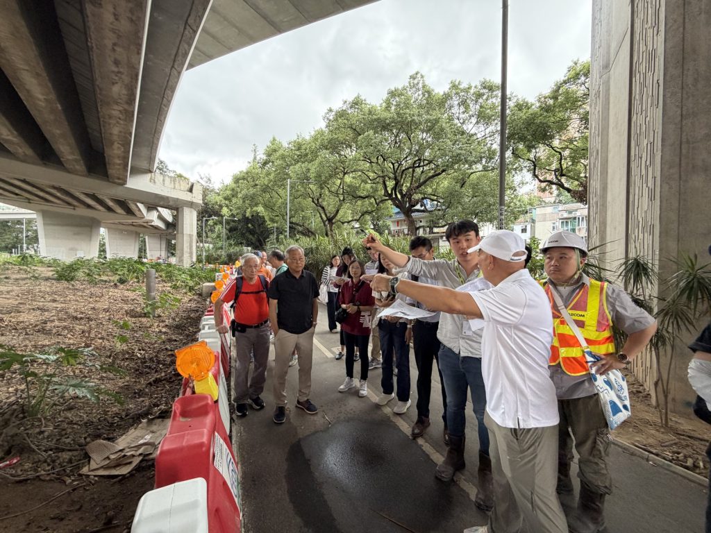與銅鑼灣村代表及沙田鄉事委員視察松嶺路工程安排