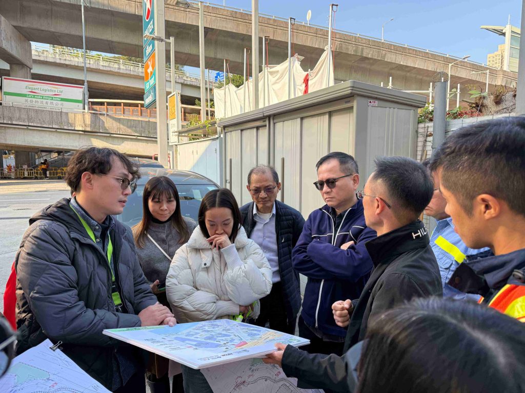 與加德士油站代表講解臨時交通安排